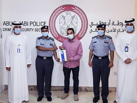 Major General Mohamed Suhail Al-Rashidi presented the gift and thanked the expatriate for his responsible and honest action.