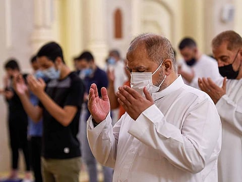 Wearing a mask for long hours does not hamper any healthy person who is fasting. However, it can cause respiratory distress in those with cardio vascular diseases and respiratory diseases.