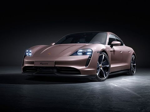 The new Taycan features impressive acceleration, tractive power typical for sports cars and outstanding continuously available power.