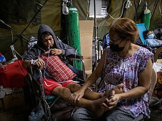 Philippines: Relatives care for loved ones with COVID-19 in overcrowded Manila hospital