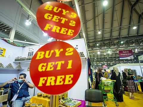 Officials urge adherence to relevant commercial laws and ensuring the consumer’s knowledge of the value of consumer goods, and preventing any abuses in the trading.