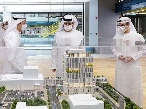 Sheikh Maktoum bin Mohammed inspects a scale model of the DIFC Innovation Hub.