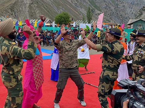 Akshay Kumar with BSF soldiers.