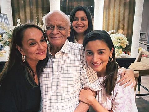 Alia Bhatt with her grandfather Narendra Nath Razdan, mum Soni Razdan and sister Shaheen.