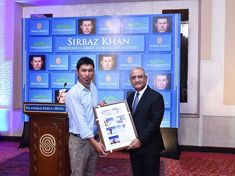 CEO of Serena Hotel, Aziz Boolani honours Sirbaz Khan at a reception.