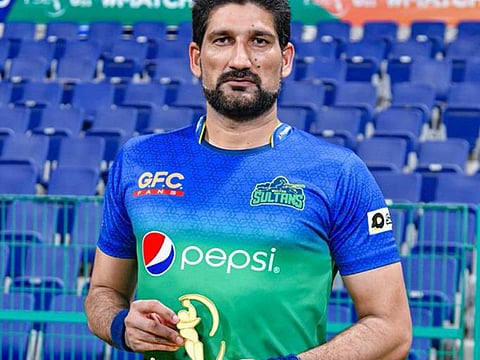 Multan's Sohail Tanvir, former Pakistan international, put the brakes on Islamad United's chase by removing in-form openers Colin Munro and Usman Khawaja on Monday.