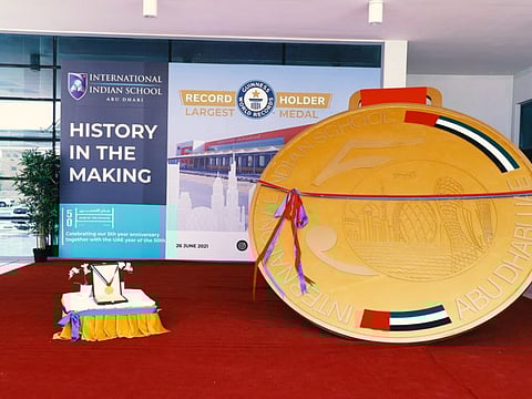 The steel medal weighs around 450kg and has an area of 5.93 square meters, breaking the previous record of 2.56 square metres and 68.5kg.