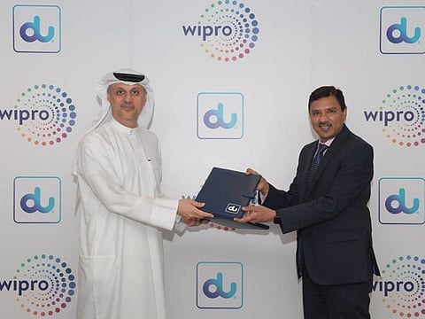 Farid Faraidooni, Chief New Business and Innovation Officer, du and Sanjeev Tayal, Vice President and Business Head – Middle East at Wipro at the launch of a Multi-Cloud Platform.