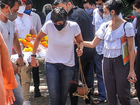 India: Mandira Bedi broke gender stereotype when she carried her husband’s bier and lit the funeral pyre