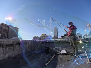 Photos: 'Bubble man' roams San Francisco streets, bringing joy