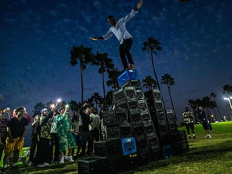 A man falls down of a pyramid of milk crates while he participates of the Milk Crate Challenge