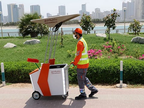 The trolley features a roof fitted with a clean solar energy fan and a canopy that protects from sunlight, especially in summer.