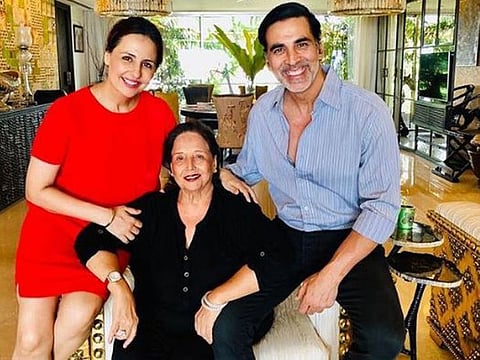 Akshay Kumar with his mother and sister