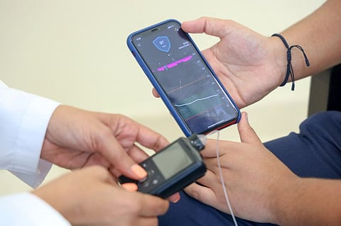 The device consists of a smartphone-sized pump filled with insulin. The pump has to be carried by the patient, and it dispenses insulin through a small tube fixed on the belly.