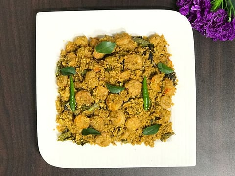 Step by step guide to making chemmeen or prawns thoran at home