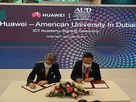 (L to R) AUD President Dr David Schmidt and Spice Lee, Vice President of Huawei Technologies in the Middle East, signing the agreement.