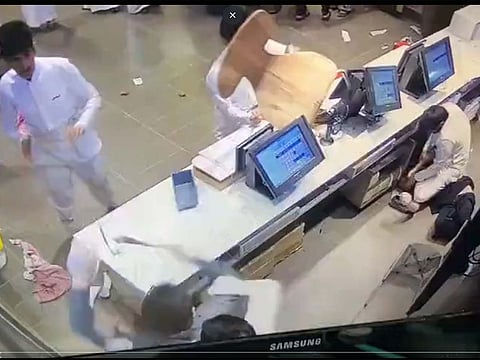 Six men are seen attacking and beating up McDonald’s employees at the Riyadh-Mecca highway branch.