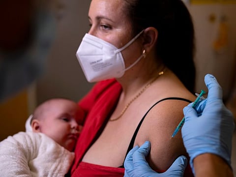 A doctor administers a vaccine to a woman in Berlin on November 2, 2021.  Germany added 20,398 cases over the past 24 hours, the Robert Koch health institute said Wednesday, while another 194 people died.