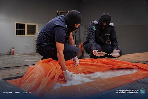 Saudi customs officers seize drug pills at Al Hadaitha border crossing.