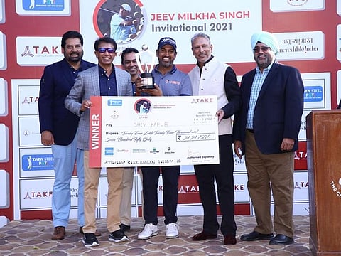 Shiv Kapur, Jeev Milkha Singh and representatives and officials from sponsors at the prize presentation