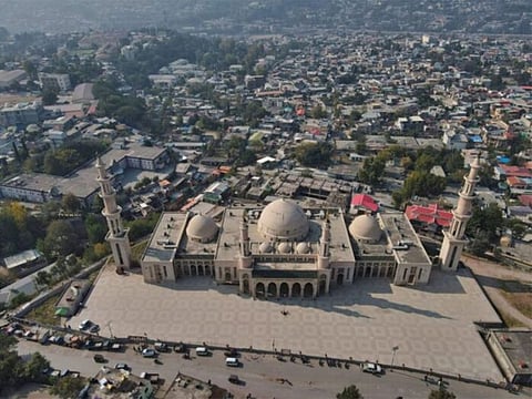 The King Abdulaziz Mosque, constructed in the Pakistani area of Mansehra, accommodates more than 10,000 worshippers.