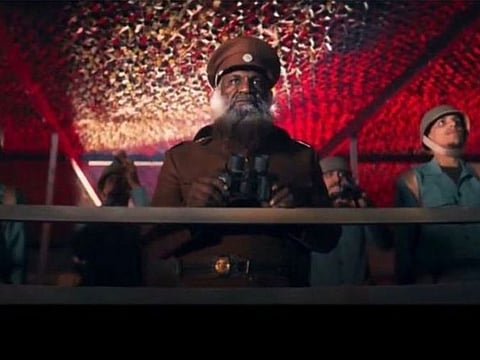 Al Kalbani appeared in a military uniform as he led a battle in a promotional clip for the famous virtual game “Field Combat”, which will be one of the activities of the Riyadh season.