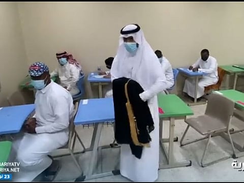 Al Laili was seen entering his school and exam hall while wearing the traditional Saudi wedding gown, locally known as Bisht Abaya.