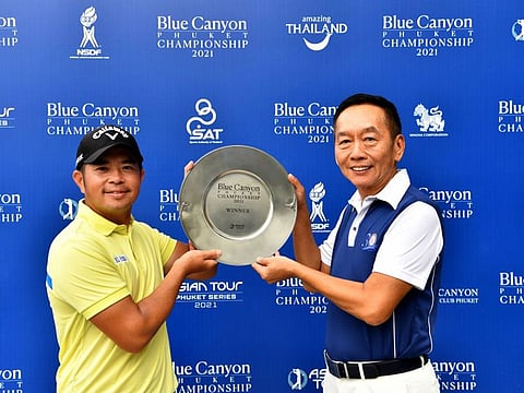 Shih-chang Chan collecting the trophy from Praphant Asava-aree, the Chairman of Blue Canyon Country Club, after winning the Asian Tour’s 2021 Blue Canyon Phuket Championship