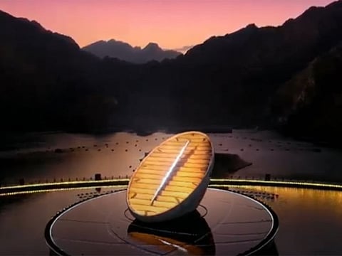 Using a floating theatre, in the middle of the lake of Hatta Dam, celebratory music and dance, orchestra performances, traditional poetry, as well a light show and fireworks display using drone technology, were used to tell the history of the UAE