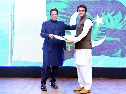 Pakistan Prime Minister Imran Khan awarded a certificate of appreciation to Malik Adnan who tried to save Priyantha Kumara and shielded him when the mob attacked the Sri Lankan man in Sialkot.