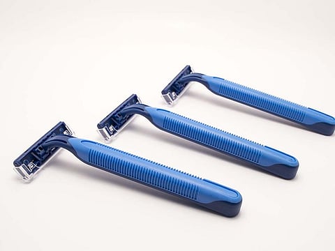 According to the Ministry of Municipal and Rural Affairs and Housing (MOMRA), reusing single-use shaving tools exposes the barber shop owners to a fine of SR2,000.