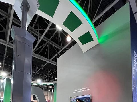 The radar records the vehicle that does not stop for pedestrians and has a red light to alert drivers to stop and give priority to pedestrians at pedestrian crossings.