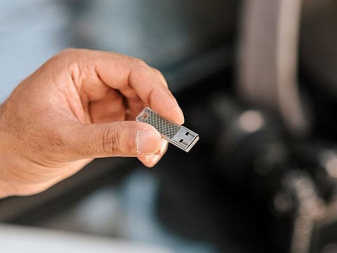 Bought a new phone? Get a one-terabyte flash drive to transfer all your files in an instant!