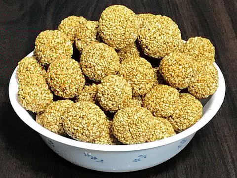 Guide to making ellunda or sesame seed balls from Kerala