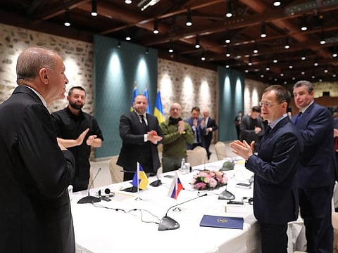 Turkish President Recep Tayyip Erdogan greeting the Russian and Ukrainian delegations at the opening of the Ukrainian-Russian talks in Istanbul