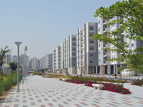 The community features a 1,700m-jogging track, as well as tennis, football, cricket and basketball courts.