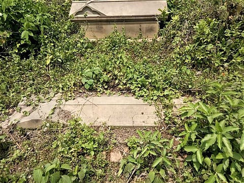 Villagers in Bihar are digging up graves of British officials in search of jewellery.