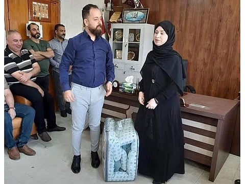 Pictures of the odd gift being handed out to the teacher have gone viral on social media, sparking a wave of ridicule among netizens who were shocked by the gift for such a long service.