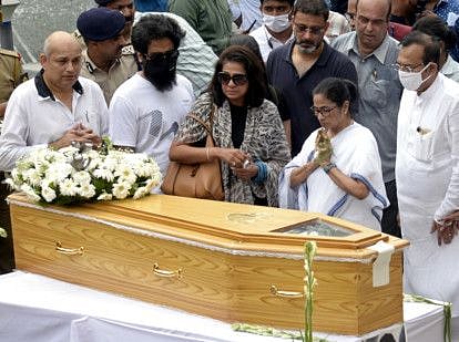 West Bengal Chief Minister Mamata Banerjee pays respects to the mortal remains of singer Krishnakumar Kunnath, popularly known as KK, during his funeral, in Kolkata on Wednesday.