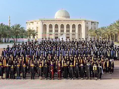 529 students graduated, of which 425 are undergraduate students and 104 graduate students