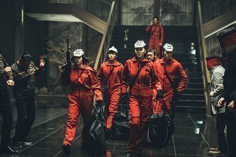 Jun Jong-seo as Tokyo, Lee Hyun-woo as Rio, Jang Yoon-ju as Nairobi, Park Hae-soo as Berlin, Lee Won-jong as Moscow and Kim Ji-hun as Denver in "Money Heist: Korea'.
