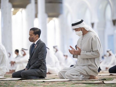 Sheikh Mohamed bin Zayed (R) and Joko Widodo, President of Indonesia (2nd R), offer Friday prayers at the Sheikh Zayed Grand Mosque in Abu Dhabi