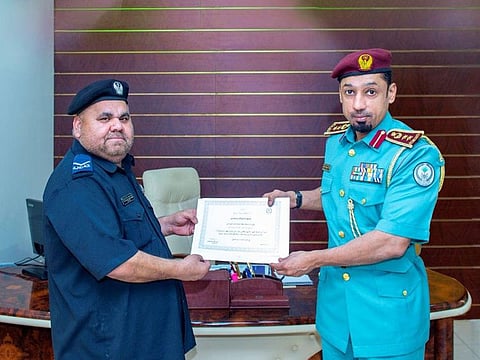 First Policeman Fada’ Mohammad Abdul Rahman being honoured by Colonel Dr Ali Al-Ki Al-Hamoudi.
