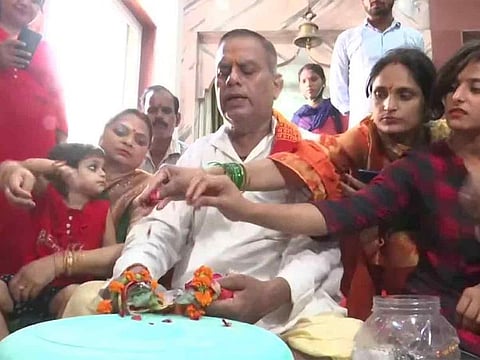 The people at the wedding had a tough time keeping the frog couple in place