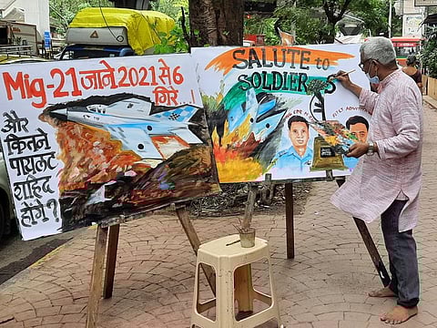 A teacher of Gurukul School of Art makes a painting to pay tribute 
to two pilots, who lost their lives in the MiG-21 fighter aircraft crash in Barmer, in Mumbai on Friday, July 29, 2022.