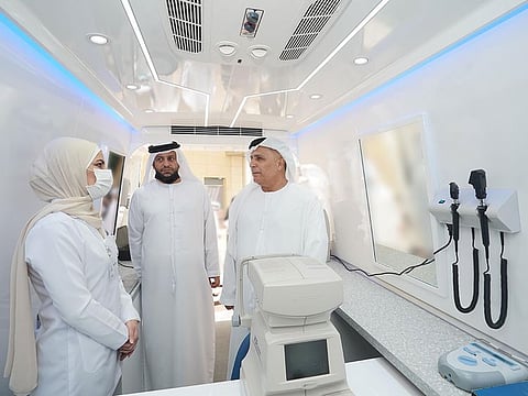 Mattar Al Tayer inspecting the mobile eyesight testing service.