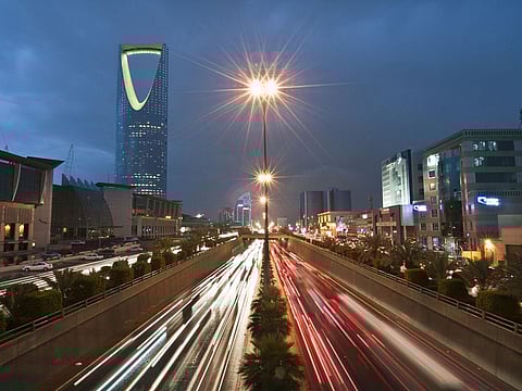 Motorists in Saudi Arabia can reduce outstanding traffic fines by half if paid before April 18, 2025. The discount applies to violations committed before April 18, 2024, with payment options available online via the Efaa platform or through bank apps using the SADAD system. Learn how to pay, who qualifies, and which violations could disqualify you from the discount.