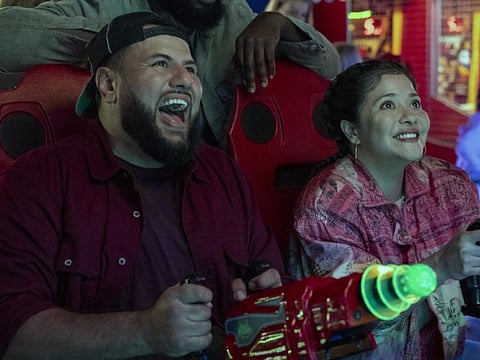 Mo Amer as Mo and Teresa Ruiz as Maria in 'Mo'.