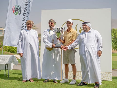 Stephen Lee (US) winner of the Men's Division with officials and dignitaries.