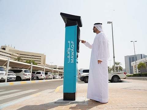 Mawaqif, Abu Dhabi’s paid parking system, offers designated parking spaces that allow you to park your car for up to 24 hours.